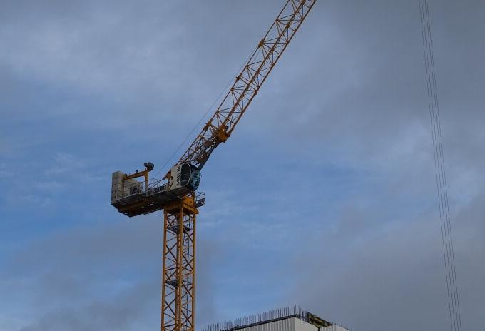 World's-first-Potain-MRH-175-hydraulic-luffing-jib-crane-commissioned-for-Glasgow-apartment-construction-project-01.JPG